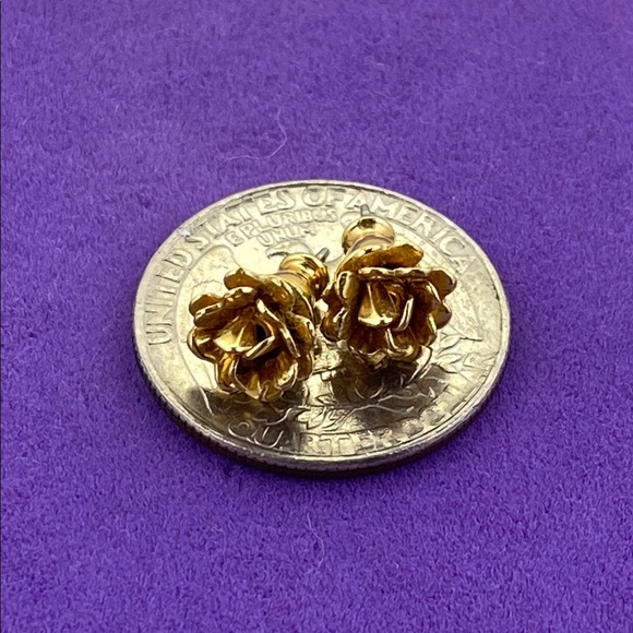 💛 Vintage Gold Plated Rose Stud Earrings - Picture 4 of 4